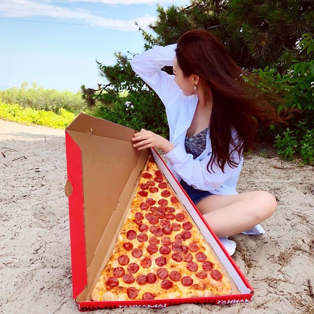 Giant pizza slice challenge | New Foodie Trend Is A Giant Pizza Slice – The Biggest You've Seen | Her Beauty